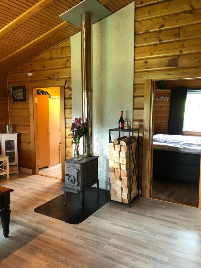 Mysig Timmerstuga Med Braskamin Naera Hovfjaellet Torsby Exterior foto